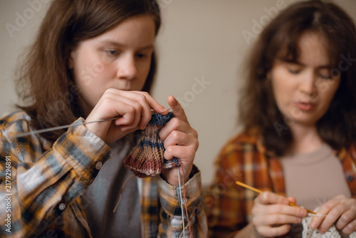 фотографія Teenage girl concentrating on mastering new handmade craft skill during cozy aut