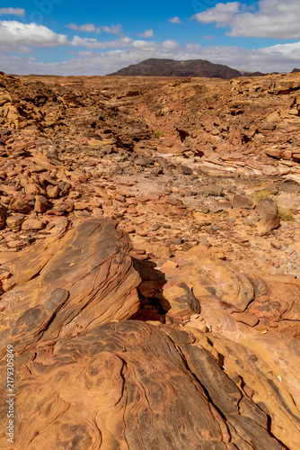 Obraz na plátne Rugged rocky desert beneath blue sky