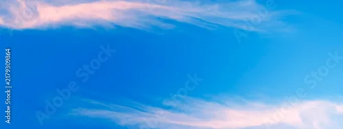 Panel kuchenny z motywem Vibrant blue sky frame with soft wispy pink-tinted clouds bordering the top and bottom edges leaving a clean central space for copy or design