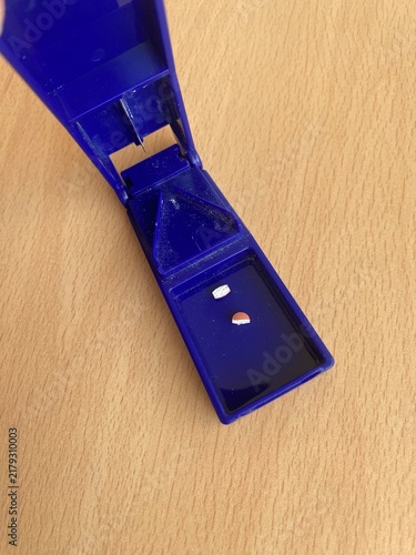 Cuadro en lienzo Close-up of a pill splitter tool with tablet inside