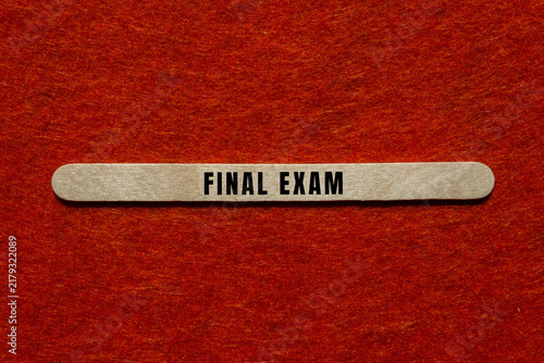 Foto Wooden stick with final exam text represents academic evaluation and the culmina