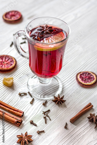 Foto mulled wine with spices in cup on wooden background