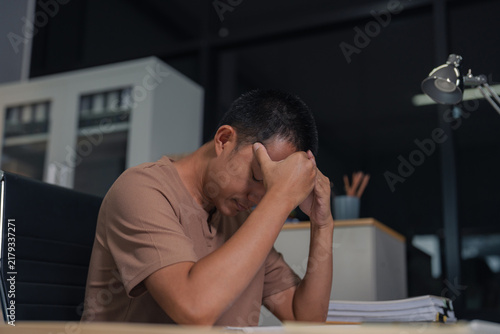 Canvastavla stressed Asian businessman working in the office