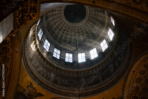 Quadro su tela Ornate dome interior of Kazan Cathedral in Saint Petersburg with sunlit arched windows