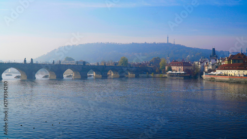 Foto Beautiful morning view of the historic Charles Bridge over the Vltava River in P