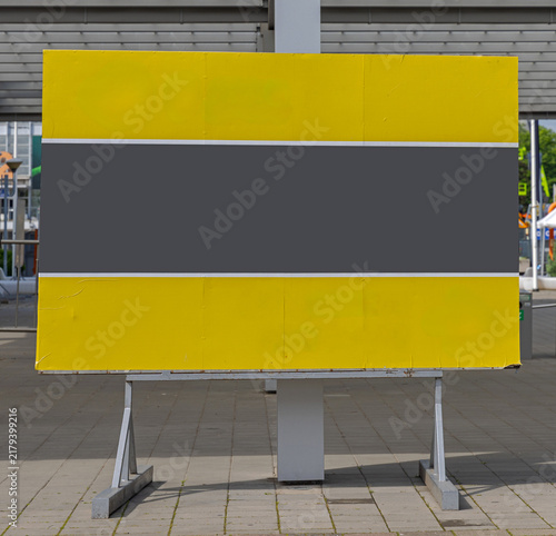 Foto Free Standing Yellow and Gray Advertisement Billboard Sunny Day Copy Space