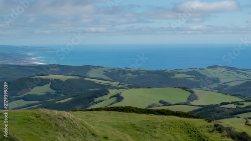 Vue panoramique sur les collines verdoyantes et l'océan depuis la Rhune