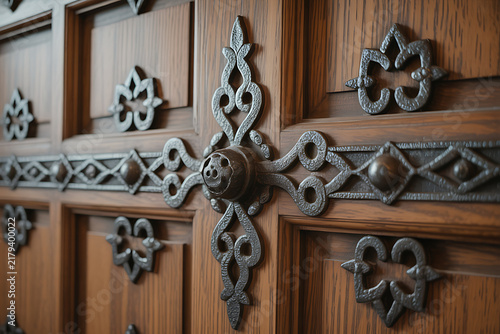 Porte en chêne ornée d'une croix basque en fer forgé