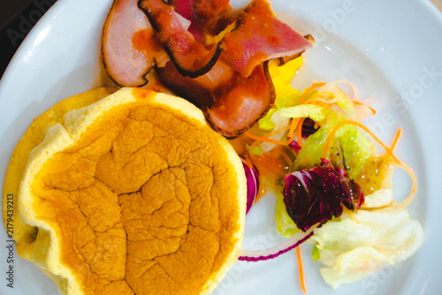 Foto Pancake, Smoked Meat, and Fresh Salad Breakfast Plate