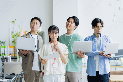 Naklejka オフィスで悩む若いエンジニア