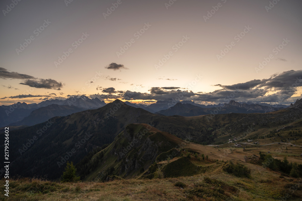 Obraz premium Italy, Passo Giau , Dolomity , mountain , Alpy, Włochy, Cortina dAmpezzo, Lagazuoi , Tre Cime, Lago di Braies , Lago di Misurina, Cadinin di Misurina , Lago Antorno , Tre Cime
