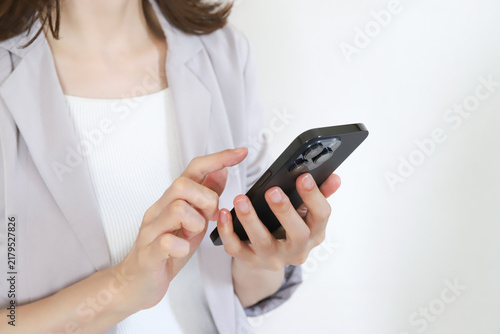 スマホを使うビジネスウーマン