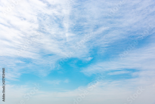 céu azul com nuvens brancas