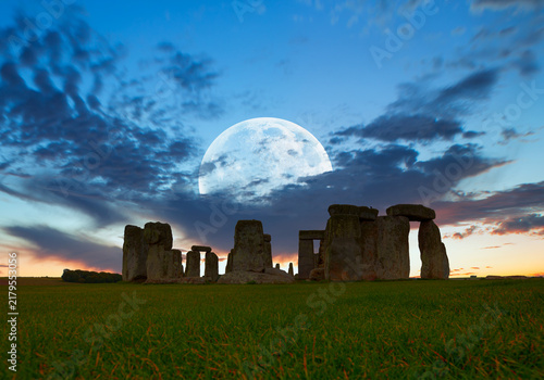 Quadro su tela Panoramic view of Stonehenge amazing sunset or sunrise - United Kingdom