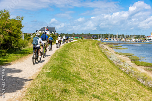 Fahrradweg mit Blick auf den Seezeichenhafen bei Steenodde, Insel Amrum