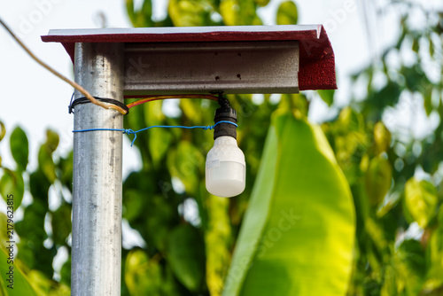Canvastavla Close up of a makeshift DIY street light using an LED bulb and metal pipe in a r