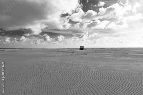 Kniepsand vor Wittdün mit kleiner Hütte im Horizont, Insel Amrum - Schwarz-Weiß Aufnahme 