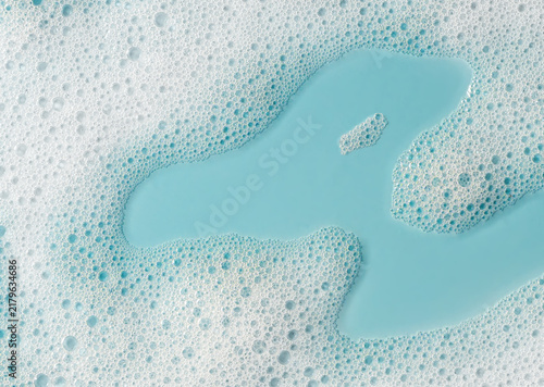 Fotografía Closeup soapy foam with turquoise water pool and concentrated bubbles, with foam