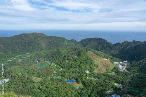 Cuadro en lienzo Green volcanic caldera with ocean horizon on Aogashima Japan