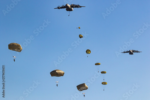 Plakat Military tactical transport air force aircraft drop paratroopers 