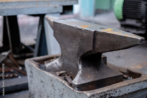 Cuadro en lienzo Heavy steel anvil in traditional blacksmith forge workshop