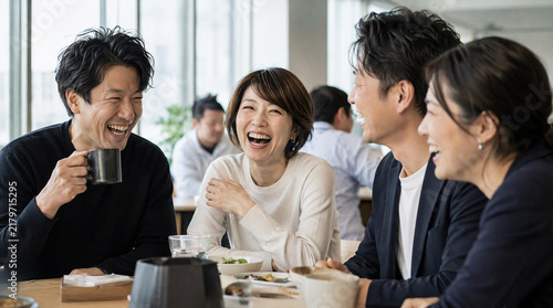 オフィスでランチタイムを楽しむ日本人ビジネスパーソンのグループ