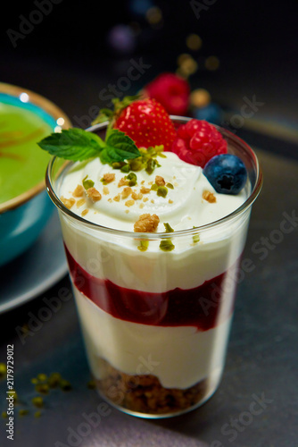 Früchtedessert im glas