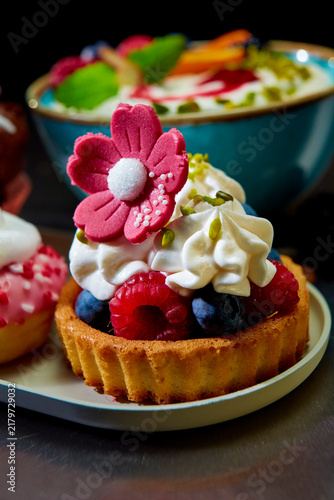 Früchtetörtchen mit Sahnehaube und Marzipanblume