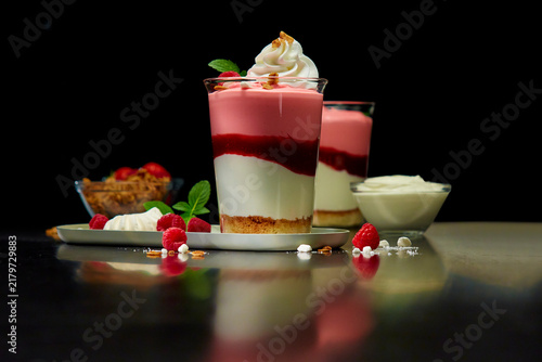 Schichtdessert im Glas mit Sahne und Früchten