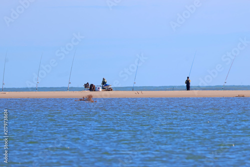 Quelques pécheurs au bord de l eau
