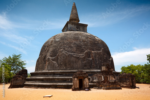 Fotografie Old Kiri Vihara - ancient buddhist dagoba (stupa)