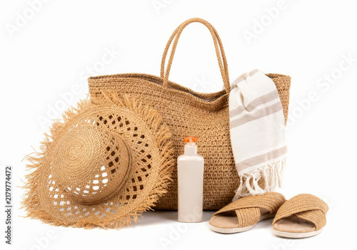 Sommerurlaub - Strandausstattung mit Strohhut, Korbтasche, Sonnencreme und Sandalen