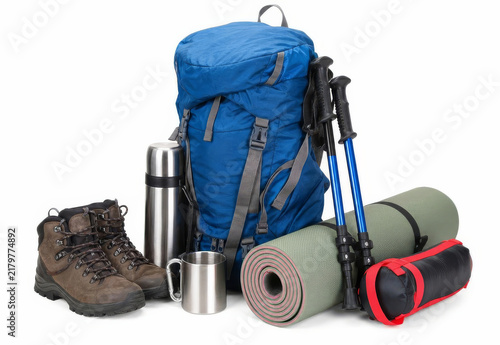 Wanderausruestung mit Rucksack, Trekkingstoecken und Schlafsack