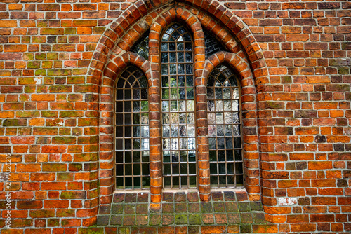 Canvastavla Window with decorative brick arches