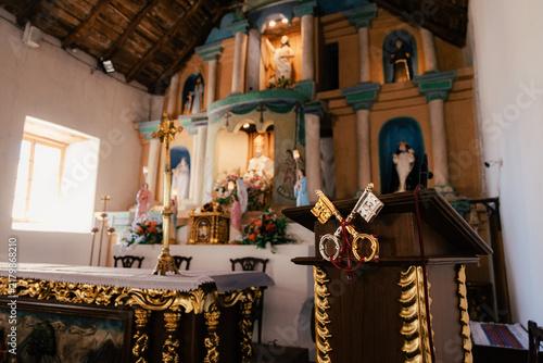 Foto Iglesia de san pedro de atacama interior, showing the historic adobe catholic church altar, ornate pulpit with st