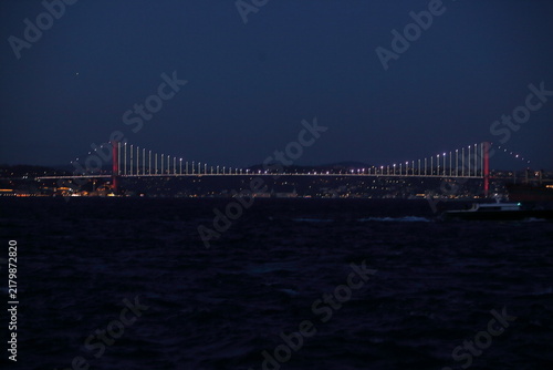 Foto Evening blue hour view of the bridge lit up in Istanbul in Türkiye