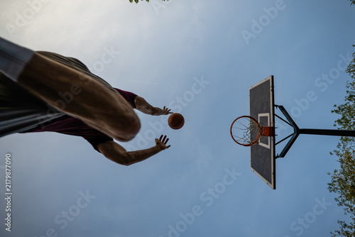 Foto Athlete jumping throwing basketball into hoop