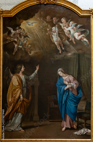 Konstfotografi A religious painting depicts the Annunciation with the Archangel Gabriel appearing before the Virgin Mary