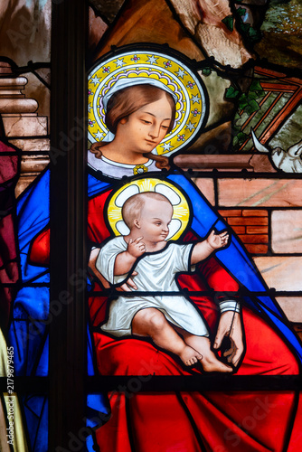 Canvastavla A stained glass window depicts the Virgin Mary holding the infant Jesus in her arms