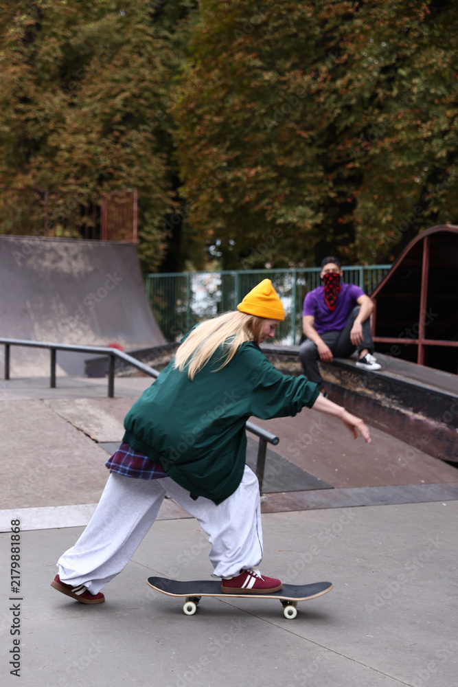 Obraz premium Woman with skateboard and man in skate park