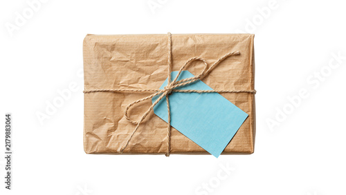 Canvastavla Brown paper wrapped gift box with twine and blue tag, isolated on transparent ba