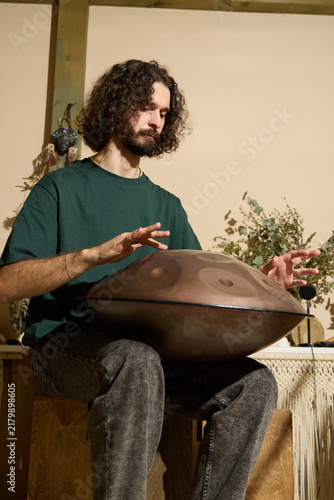 Konstfotografi Artist improvises with soulful handpan tunes late at night