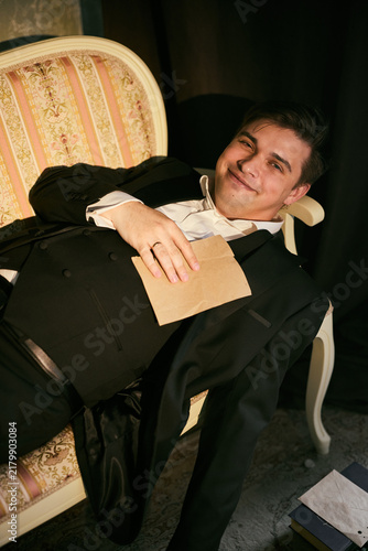 Foto Contemplative man in vintage attire writing in cozy room