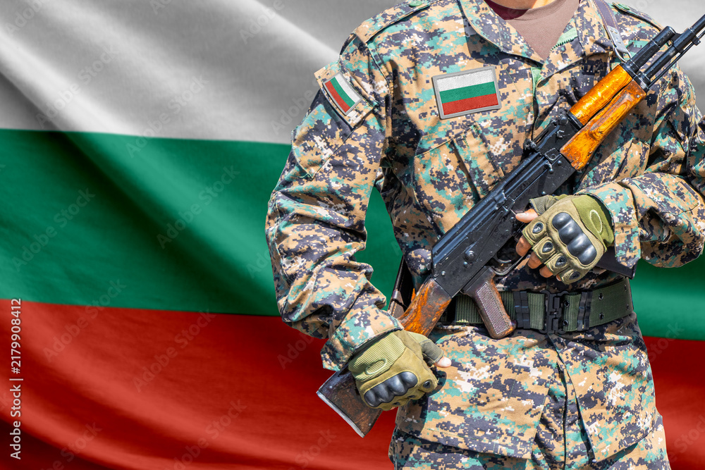 Obraz premium Bulgaria flag with soldier holding assault rifle