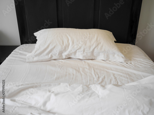 Quadro su tela Unmade bed with crumpled duvet, bed sheet and pillows