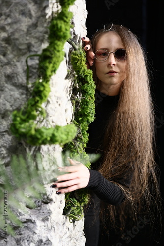 Foto Young writer with reflective mood near aged mosscovered opening