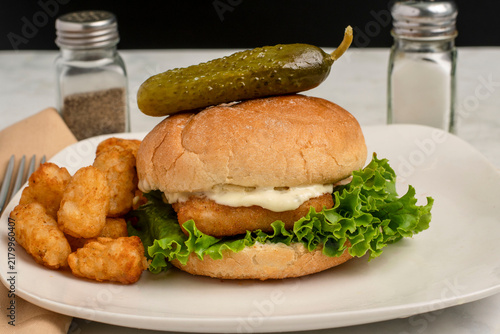 Fotografía haddock   fillet sandwich  with a  pickle