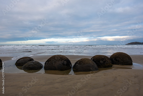 Fotografie View of Moeraki Boulders in low tide, New Zealand.