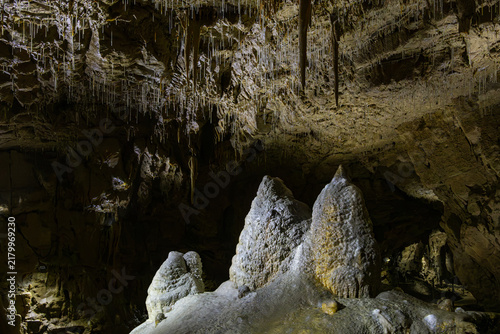 Bild auf Leinwand Illuminated Drei Zinnen (Three Peaks) stalagmite formation and hanging ceiling