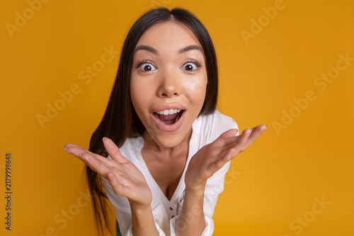Foto Surprised woman reacting with amazement to unexpected news